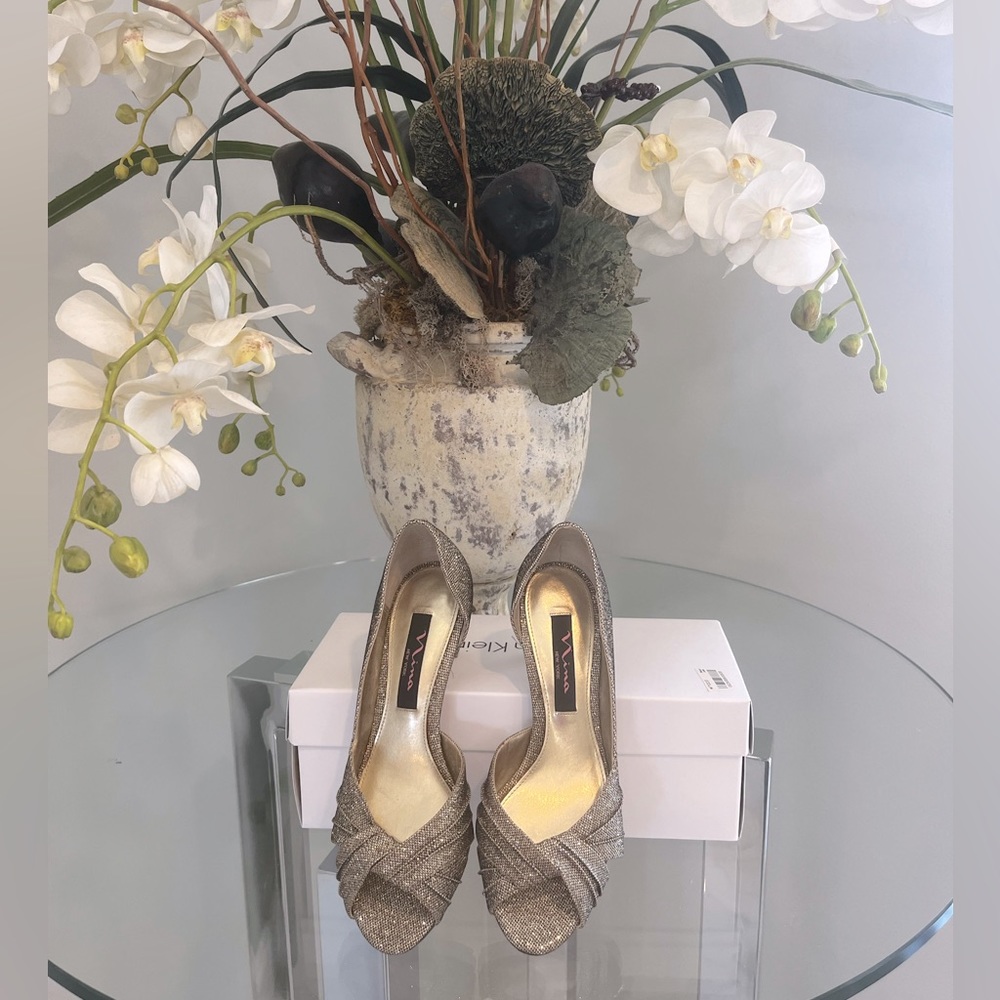Nina New York Metallic Sparkly Glitter Gold Chrome Hells shoes. Size 6.5